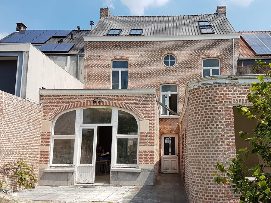 Bakstenen achtergevel met grote ramen