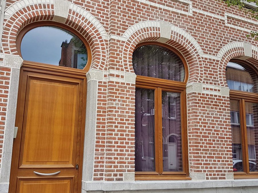 Gevel met boogramen en houten deur