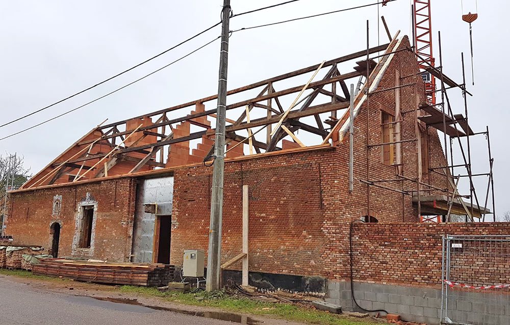 Oude gebouwen in baksteen tijdens de werken