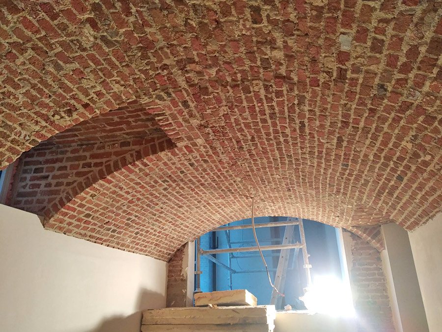 Gebogen bakstenen gewelf in een renovatie