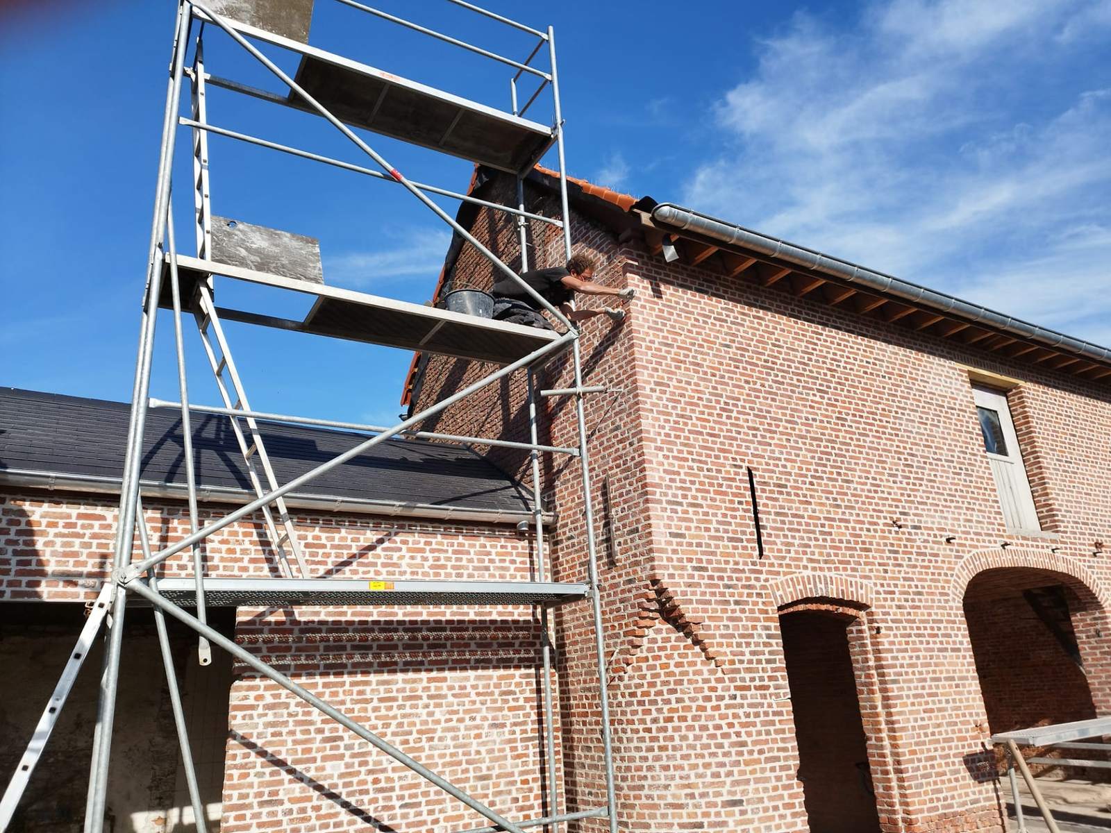 Hoeve met steiger tijdens gevelwerken