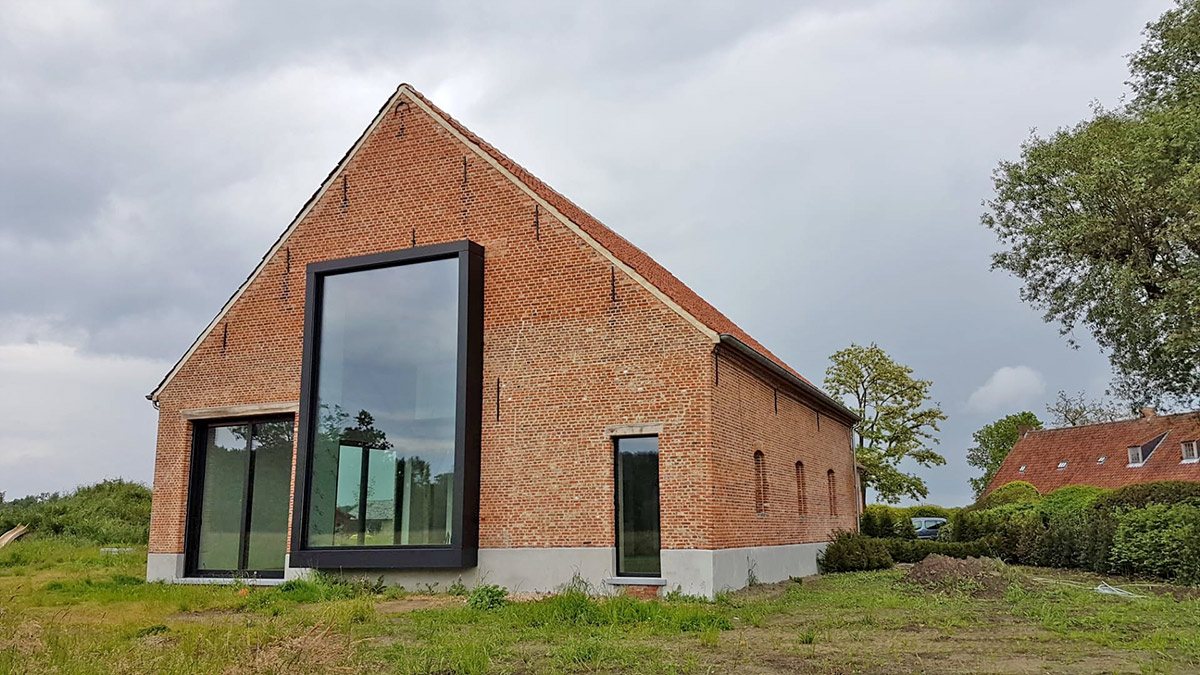 Gerenoveerde hoeve met open dakstructuur van eiken balken