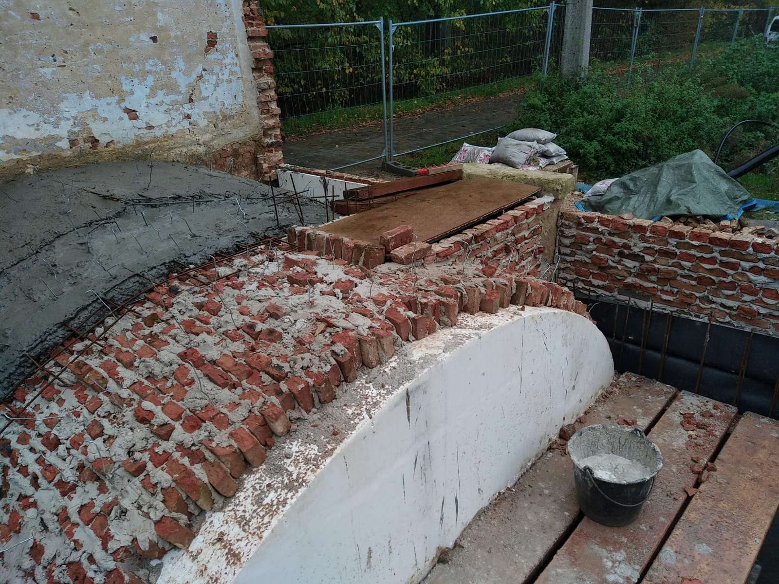 Boogvormig metselwerk dat hersteld wordt