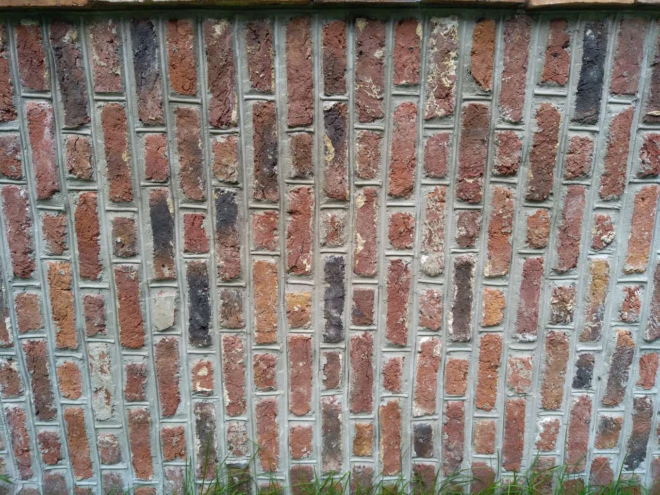 Bakstenen muur met vers voegwerk